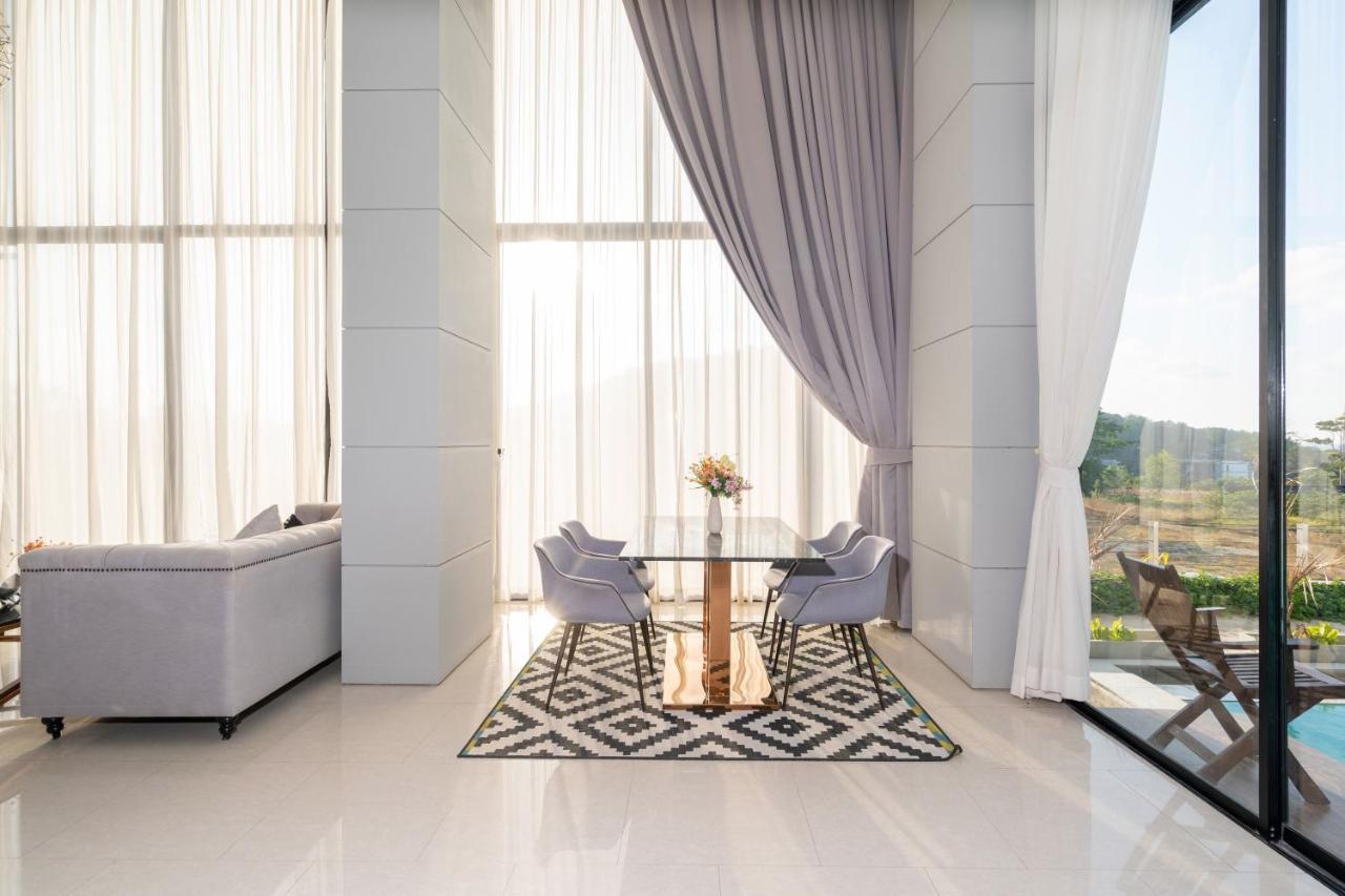 Luxe Duplex With Pool Access, Viva A101 Căn hộ