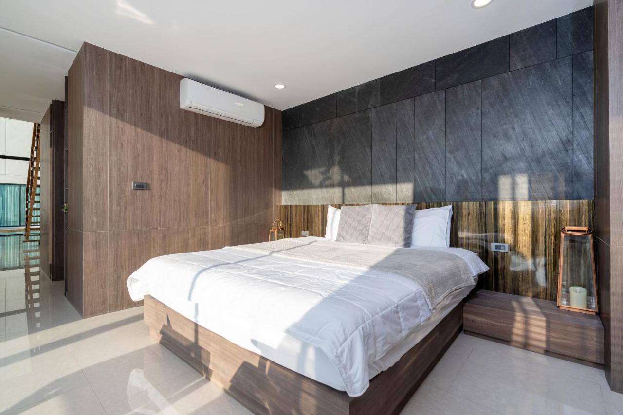 Luxe Duplex With Pool Access, Viva A101 Căn hộ Patong