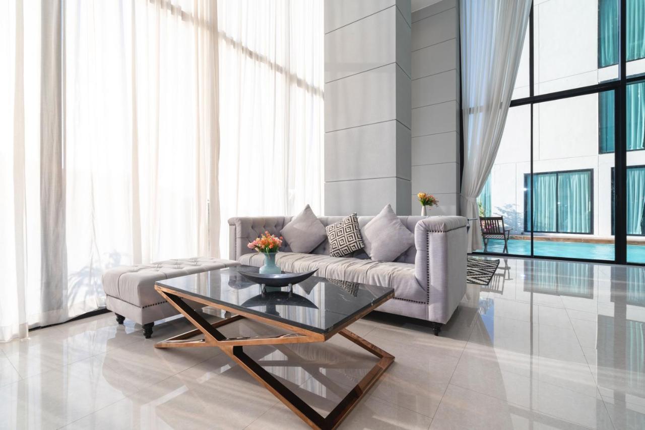 Luxe Duplex With Pool Access, Viva A101 Căn hộ