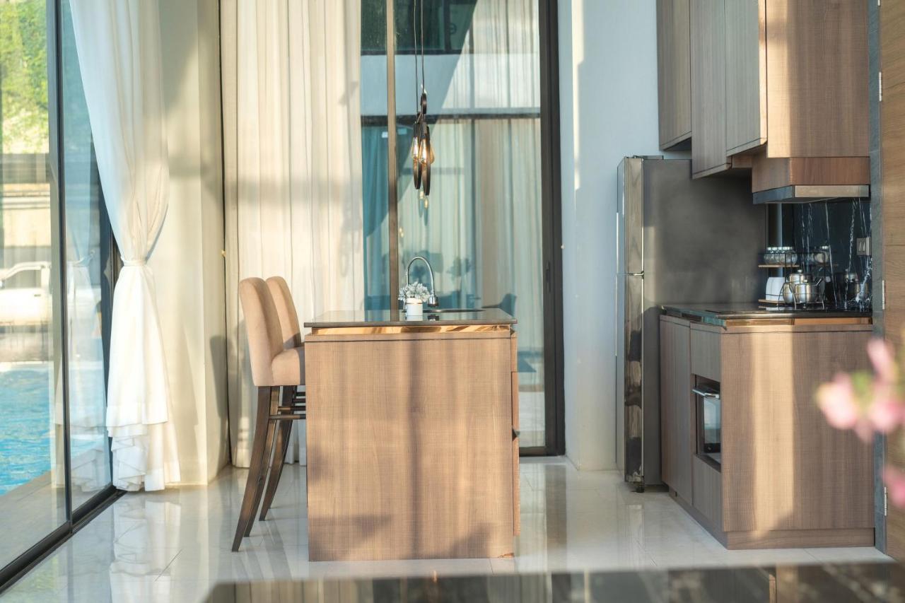 Luxe Duplex With Pool Access, Viva A101 Căn hộ